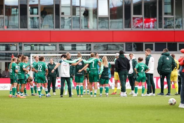 Team circle of SV Werder Bremen players after the match, GER, FC Bayern Muenchen vs SV Werder Bremen, Football, Google Pixel Womens Bundesliga, Matchday 5, Season 2025 2026, 04 10 2025, DFL DFB REGULATES PROHIBIT ANY USE OF PHOTOGRAPHS as IMAGE SEQUENCES and or QUASI VIDEO, GER, FC Bayern Muenchen vs SV Werder Bremen, Football, Google Pixel Womens Bundesliga, Matchday 5, Season 2025 2026, 04 10 2025 Muenchen Copyright: xEibner-Pressefoto JennixMaulx EP_JML