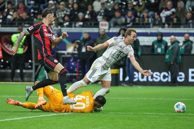 Soccer 1 Bundesliga Eintracht Frankfurt FC Bayern Munich on 04 10 2025 at Deutsche Bank Park in Frankfurt Goalkeeper Kaua Morais Vieira dos Santos Frankfurt 40 vs Harry Kane Muenchen 9 , Robin Koch Frankfurt 4 watches the scene MH