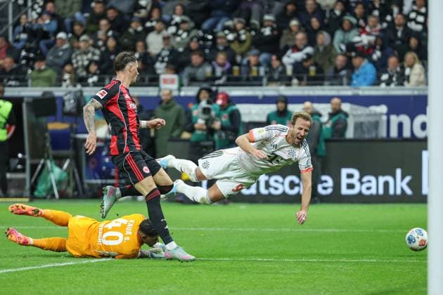 Soccer 1 Bundesliga Eintracht Frankfurt FC Bayern Munich on 04 10 2025 at Deutsche Bank Park in Frankfurt Goalkeeper Kaua Morais Vieira dos Santos Frankfurt 40 vs Harry Kane Muenchen 9 , Robin Koch Frankfurt 4 watches the scene MH