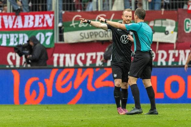 Maximilian Arnold 27 VfL Wolfsburg and referee Benjamin Brand in conversation, FC Augsburg vs VfL Wolfsburg, Soccer, 1 Bundesliga, Matchday 6, 04 10 2025 DFB regulations prohibit any use of photographs as image sequences and or quasi video Augsburg Bayern Germany Copyright: xkolbert-press PeterxFastlx