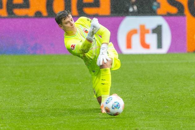 Goalkeeper Finn Dahmen FC Augsburg in action, FC Augsburg vs VfL Wolfsburg, Soccer, 1 Bundesliga, Matchday 6, 04 10 2025 DFB regulations prohibit any use of photographs as image sequences and or quasi video Augsburg Bayern Germany Copyright: xkolbert-press PeterxFastlx