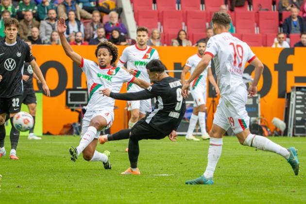 Han Noah Massengo FC Augsburg and w08 v l in duel, FC Augsburg vs VfL Wolfsburg, Soccer, 1 Bundesliga, 6 Matchday, 04 10 2025 DFB regulations prohibit any use of photographs as image sequences and or quasi video Augsburg Bayern Germany Copyright: xkolbert-press PeterxFastlx