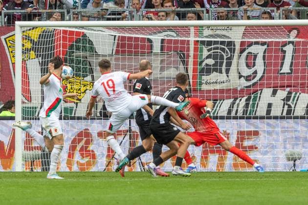 Robin Fellhauer FC Augsburg scores the goal for 3 0, FC Augsburg vs VfL Wolfsburg, Soccer, 1 Bundesliga, 6 Matchday, 04 10 2025 DFB regulations prohibit any use of photographs as image sequences and or quasi video Augsburg Bayern Germany Copyright: xkolbert-press PeterxFastlx