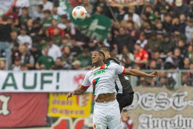 Chrislain Matsima FC Augsburg and Konstantinos Koulierakis 4 VfL Wolfsburg v l in duel, FC Augsburg vs VfL Wolfsburg, Soccer, 1 Bundesliga, Matchday 6, 04 10 2025 DFB regulations prohibit any use of photographs as image sequences and or quasi video Augsburg Bayern Germany Copyright: xkolbert-press PeterxFastlx