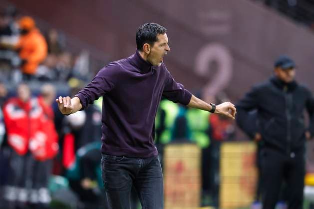 Coach Dino Toppmoeller Eintracht Frankfurt , 04 10 2025, Football, 1 Bundesliga, Eintracht Frankfurt FC Bayern München, GER, Frankfurt am Main, Deutsche Bank Park, DFL REGULATIONS PROHIBIT ANY USE OF PHOTOGRAPHS AS IMAGE SEQUENCES AND OR QUASI VIDEO Copyright: HMBxMedia xHeikoxBecker