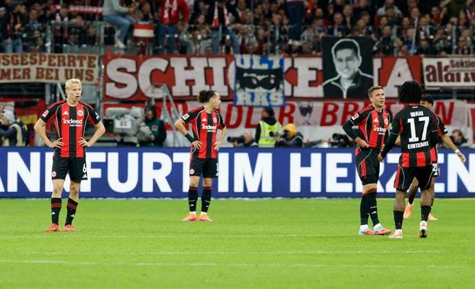 Disappointed, dejected, depressed, frustrated, disappointed, looking disappointed, dissapointed at the players of Eintracht Frankfurt v l Oscar Hojlund Eintracht Frankfurt, 6 , Arthur Theate Eintracht Frankfurt, 3 , Nathaniel Brown Eintracht Frankfurt, 21 and Mario Goetze Eintracht Frankfurt, 27 , after the goal to 3 0, 04 10 2025, Football, 1 Bundesliga, Eintracht Frankfurt FC Bayern München, GER, Frankfurt am Main, Deutsche Bank Park, DFL REGULATIONS PROHIBIT ANY USE OF PHOTOGRAPHS AS IMAGE SEQUENCES AND OR QUASI VIDEO Copyright: HMBxMedia xHeikoxBecker