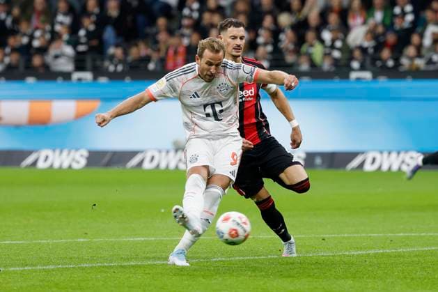 Harry Kane FC Bayern Muenchen, 9 with the supposed 2 0 that is not given because of offside in the background Robin Koch Eintracht Frankfurt, 4 , 04 10 2025, Soccer, 1 Bundesliga, Eintracht Frankfurt FC Bayern München, GER, Frankfurt am Main, Deutsche Bank Park, DFL REGULATIONS PROHIBIT ANY USE OF PHOTOGRAPHS AS IMAGE SEQUENCES AND OR QUASI VIDEO Copyright: HMBxMedia xHeikoxBecker