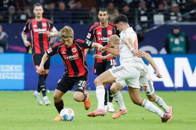 f l Ritsu Doan Eintracht Frankfurt, 20 , Konrad Laimer FC Bayern Muenchen, 27 and Aleksandar Pavlovic FC Bayern Muenchen, 45 , 04 10 2025, Football, 1 Bundesliga, Eintracht Frankfurt FC Bayern München, GER, Frankfurt am Main, Deutsche Bank Park, DFL REGULATIONS PROHIBIT ANY USE OF PHOTOGRAPHS AS IMAGE SEQUENCES AND OR QUASI VIDEO Copyright: HMBxMedia xHeikoxBecker