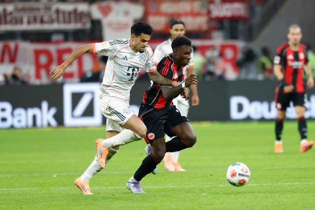 v l Luis Diaz FC Bayern Muenchen, 14 and Aurlio Buta, 04 10 2025, Football, 1 Bundesliga, Eintracht Frankfurt FC Bayern München, GER, Frankfurt am Main, Deutsche Bank Park, DFL REGULATIONS PROHIBIT ANY USE OF PHOTOGRAPHS AS IMAGE SEQUENCES AND OR QUASI VIDEO Copyright: HMBxMedia xHeikoxBecker