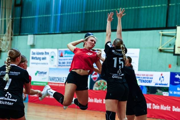 Handball I Women I Season 2025 2026 I 3 Liga Nord I 4 Matchday I SV Henstedt Ulzburg HSG Blomberg Lippe II I 04 10 2025 Ruslana Litvinov 18, HSG Blomberg Lippe II Annika Günther 15, SV Henstedt Ulzburg Copyright: xLobeca RalfxHomburgx