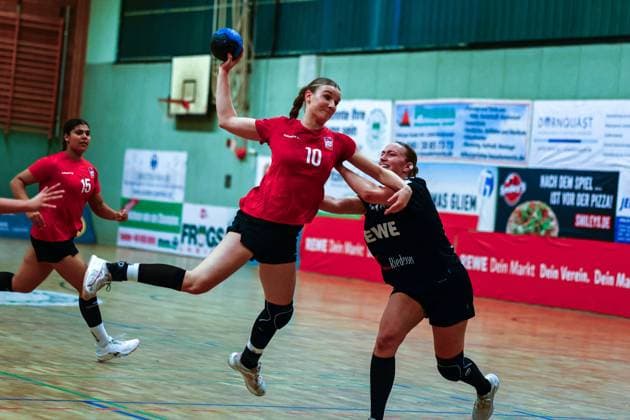 Handball I Women I Season 2025 2026 I 3 Liga Nord I 4 Matchday I SV Henstedt Ulzburg HSG Blomberg Lippe II I 04 10 2025 Meggan Rusko 10, HSG Blomberg Lippe II Annika Günther 15, SV Henstedt Ulzburg Copyright: xLobeca RalfxHomburgx