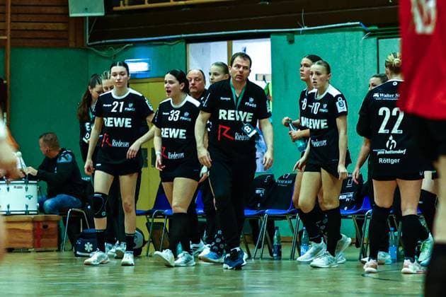 Handball I Women I Season 2025 2026 I 3 Liga Nord I 4 Matchday I SV Henstedt Ulzburg HSG Blomberg Lippe II I 04 10 2025 Disappointment for Sönke Marxen SV Henstedt Ulzburg and the SV Henstedt Ulzburg players Copyright: xLobeca RalfxHomburgx