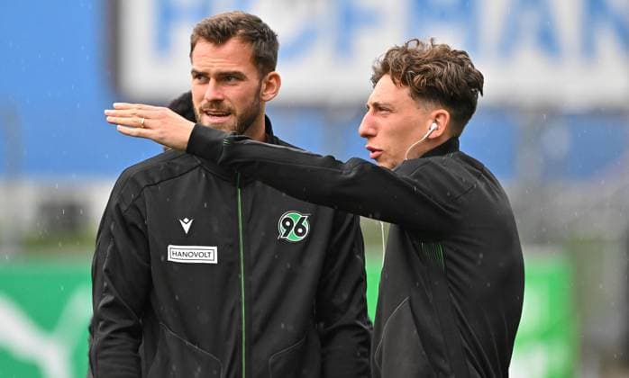 05 10 2025 Soccer Season 2025 2026 2 Soccer Bundesliga 08 Matchday SpVgg Greuther Fürth Kleeblatt Hannover 96 H96 Sportfoto Zink MeZi xmexzix DFL regulations prohibit any use of photographs as image sequences and or quasi video only for editorial use Boris Tomiak 3, Hannover 96 H96, left Jannik Rochelt 10, Hannover 96 H96 before the start of the match