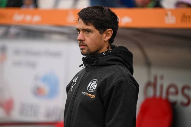 Teamchef Robert Augustin Google Pixel Frauen Bundesliga SGS Essen Vfl Wolfsburg 04 10 2025 Teamchef Robert Augustin SGS Essen google Pixel Frauen Bundesliga, 05 Matchday, SGS Essen vs VfL Wolfsburg on October 04, 2025 at Stadion an der Hafenstraße, Essen Final Score 0 8 in front of 2 023 spectators