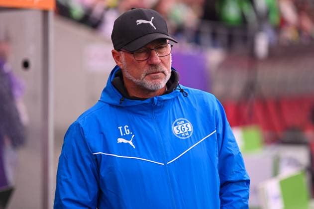 Coach Thomas Gerstner Google Pixel Women Bundesliga SGS Essen Vfl Wolfsburg 04 10 2025 Coach Thomas Gerstner SGS Essen google Pixel Women Bundesliga, 05 Matchday, SGS Essen vs VfL Wolfsburg on October 04, 2025 at Stadion an der Hafenstraße, Essen Final Score 0 8 in front of 2 023 spectators
