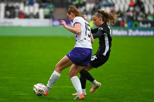 Laura Pucks Vivien Endemann Google Pixel Women Bundesliga SGS Essen Vfl Wolfsburg 04 10 2025 Laura Pucks SGS Essen vs Vivien Endemann VfL Wolfsburg google Pixel Women Bundesliga, 05 Matchday, SGS Essen vs VfL Wolfsburg on October 04, 2025 at Stadion an der Hafenstraße, Essen Final Score 0 8 in front of 2 023 spectators