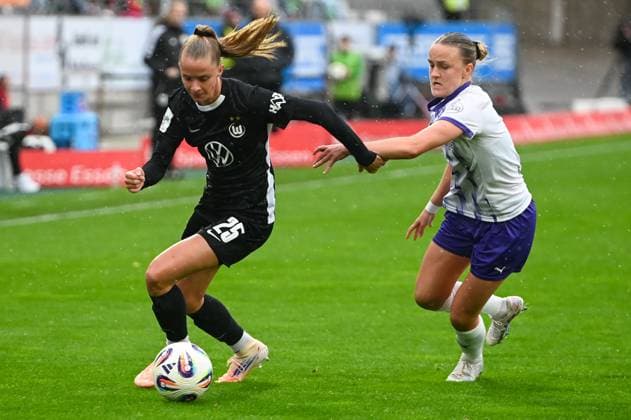 Vivien Endemann Paula Flach Google Pixel Women Bundesliga SGS Essen Vfl Wolfsburg 04 10 2025 Vivien Endemann VfL Wolfsburg vs Paula Flach SGS Essen google Pixel Women Bundesliga, 05 Matchday, SGS Essen vs VfL Wolfsburg on October 04, 2025 at Stadion an der Hafenstraße, Essen Final Score 0 8 in front of 2 023 spectators