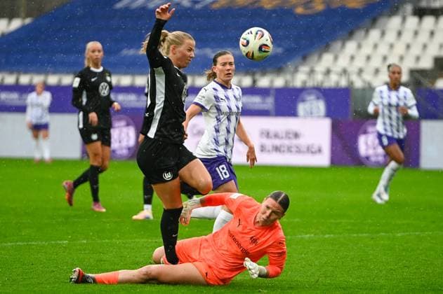 Vivien Endemann Kim Sindermann google pixel women Bundesliga SGS Essen Vfl Wolfsburg 04 10 2025 Ella Peddemors VfL Wolfsburg scoring against Kim Sindermann SGS Essen google pixel women Bundesliga, 05 Matchday, SGS Essen vs VfL Wolfsburg on 04 October 2025 at Stadion an der Hafenstraße, Essen Final Score 0 8 in front of 2 023 spectators