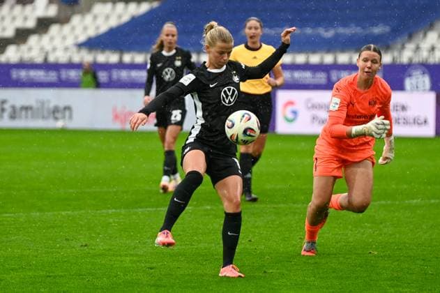 Vivien Endemann Kim Sindermann google pixel women Bundesliga SGS Essen Vfl Wolfsburg 04 10 2025 Ella Peddemors VfL Wolfsburg scoring against Kim Sindermann SGS Essen google pixel women Bundesliga, 05 Matchday, SGS Essen vs VfL Wolfsburg on 04 October 2025 at Stadion an der Hafenstraße, Essen Final Score 0 8 in front of 2 023 spectators