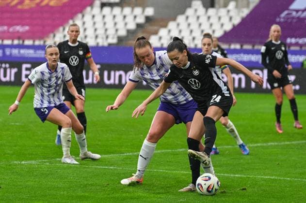 Joelle Wedemeyer Laura Pucks Google Pixel Women Bundesliga SGS Essen Vfl Wolfsburg 04 10 2025 Joelle Wedemeyer VfL Wolfsburg vs Laura Pucks SGS Essen google Pixel Women Bundesliga, 05 Matchday, SGS Essen vs VfL Wolfsburg on October 04, 2025 at Stadion an der Hafenstraße, Essen Final Score 0 8 in front of 2 023 spectators