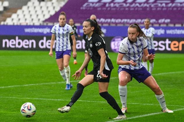 Joelle Wedemeyer Laura Pucks Google Pixel Women Bundesliga SGS Essen Vfl Wolfsburg 04 10 2025 Joelle Wedemeyer VfL Wolfsburg vs Laura Pucks SGS Essen google Pixel Women Bundesliga, 05 Matchday, SGS Essen vs VfL Wolfsburg on October 04, 2025 at Stadion an der Hafenstraße, Essen Final Score 0 8 in front of 2 023 spectators