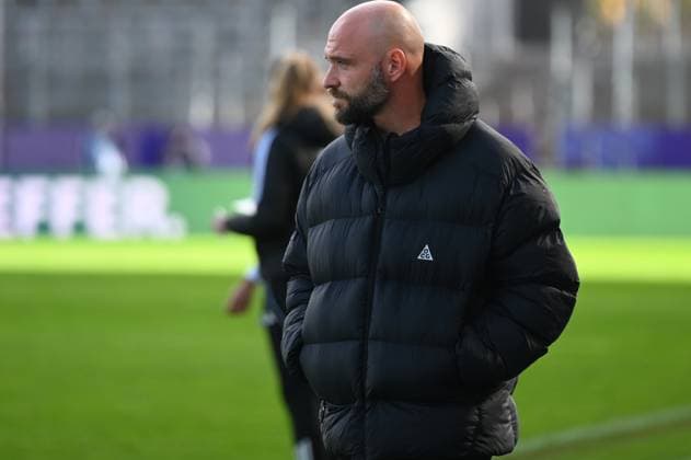 Coach Stephan Lerch google pixel women Bundesliga SGS Essen Vfl Wolfsburg 04 10 2025 VfL Wolfsburg Coach Stephan Lerch VfL Wolfsburg google pixel women Bundesliga, 05 Matchday, SGS Essen vs VfL Wolfsburg on October 04, 2025 at Stadion an der Hafenstraße, Essen Final Score 0 8 in front of 2 023 spectators