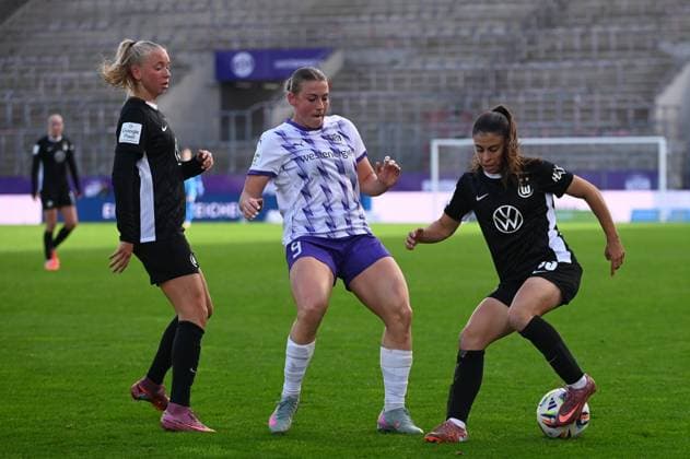 Judit Pujols Ramona Maier google pixel women Bundesliga SGS Essen Vfl Wolfsburg 04 10 2025 Judit Pujols VfL Wolfsburg vs Ramona Maier SGS Essen google pixel women Bundesliga, 05 Matchday, SGS Essen vs VfL Wolfsburg on October 04, 2025 at Stadion an der Hafenstraße, Essen Final Score 0 8 in front of 2 023 spectators