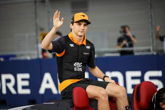 F1 - SINGAPORE GRAND PRIX 2025 PIASTRI Oscar (aus), McLaren F1 Team MCL39, portrait during the 2025 Formula 1 Singapore Grand Prix, 18th round of the 2025 FIA Formula One World Championship, WM, Weltmeisterschaft from October 3 to 5, 2025 on the Marina Bay Street Circuit, in Singapore - SingaporeSingapore  Copyright: xXavixBonillax