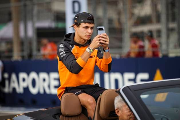 F1 - SINGAPORE GRAND PRIX 2025 NORRIS Lando (gbr), McLaren F1 Team MCL39, portrait during the 2025 Formula 1 Singapore Grand Prix, 18th round of the 2025 FIA Formula One World Championship, WM, Weltmeisterschaft from October 3 to 5, 2025 on the Marina Bay Street Circuit, in Singapore - SingaporeSingapore  Copyright: xXavixBonillax