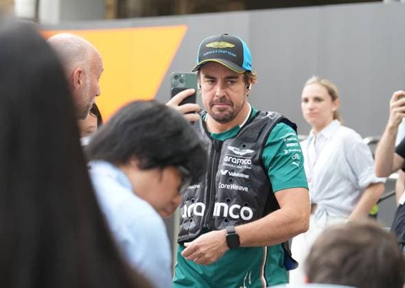 FORMULA 1 SINGAPORE AIRLINES SINGAPORE GRAND PRIX 2025 05 10 2025, Marina Bay Street Circuit, Singapore, FORMULA 1 SINGAPORE AIRLINES SINGAPORE GRAND PRIX 2025 , pictured Fernando Alonso ESP , Aston Martin Aramco Cognizant Formula One Team nordphotoxGmbHx xBratic nph00250