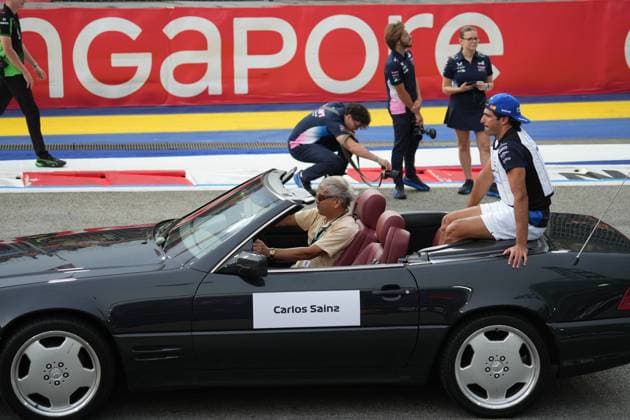 FORMULA 1 SINGAPORE AIRLINES SINGAPORE GRAND PRIX 2025 05 10 2025, Marina Bay Street Circuit, Singapore, FORMULA 1 SINGAPORE AIRLINES SINGAPORE GRAND PRIX 2025 , pictured Carlos Sainz Jr ESP , Atlassian Williams Racing nordphotoxGmbHx xBratic nph00250