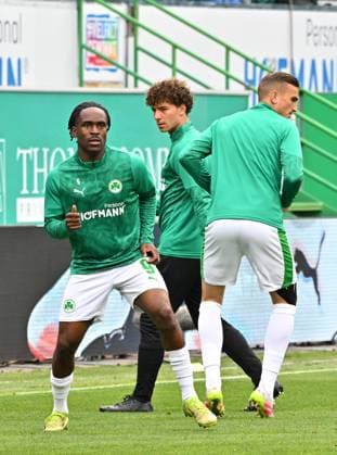 05 10 2025 Soccer season 2025 2026 2 Soccer Bundesliga 08 Matchday SpVgg Greuther Fürth Kleeblatt Hannover 96 H96 Sportfoto Zink MeZi xmexzix DFL regulations prohibit any use of photographs as image sequences and or quasi video only for editorial use Noel Futkeu 9, SpVgg Greuther Fürth Philipp Ziereis 4, SpVgg Greuther Fürth, right during warm up warm up