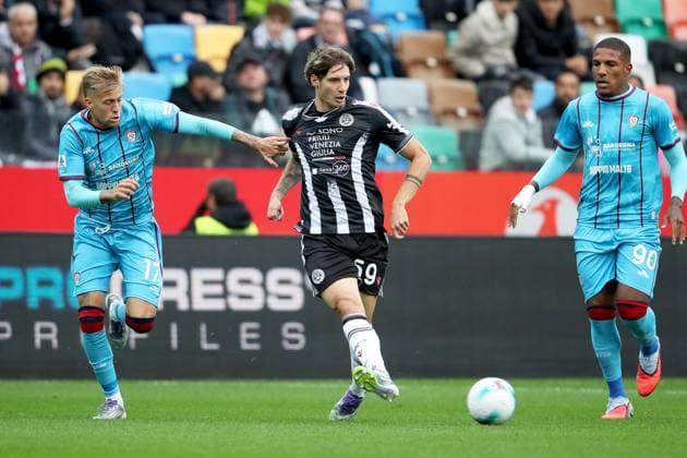 October 5, 2025, Udine: Udinese s Alessandro Zanoli (C) and Cagliari s Mattia Felici (L) in action during the Italian Serie A soccer match Udinese Calcio vs Cagliari Calcio at the Friuli - Bluenergy Stadium in Udine, Italy, 5 October 2025. ANSA GABRIELE MENIS Soccer: Serie A; Udinese Vs Cagliari  - ZUMAa110 20251005_zaf_a110_017 Copyright: xGabrielexMenisx