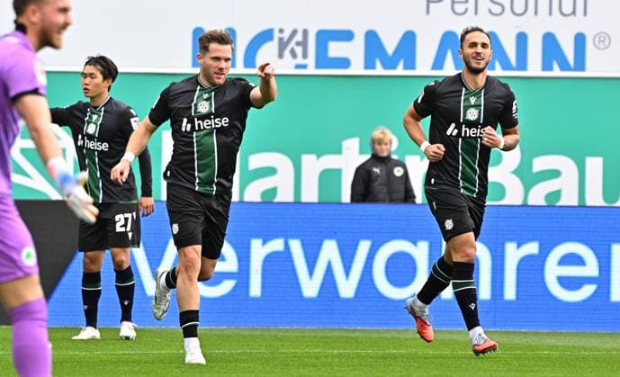 05 10 2025 Soccer Season 2025 2026 2 Soccer Bundesliga 08 Matchday SpVgg Greuther Fürth Kleeblatt Hannover 96 H96 Sportfoto Zink MeZi xmexzix DFL regulations prohibit any use of photographs as image sequences and or quasi video only for editorial use Torjubel Jubel Freude nach Treffer Tor Torschuß zum 0 1 durch Benjamin Källman 9, Hannover 96 H96