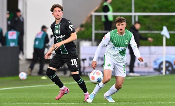 05 10 2025 Soccer Season 2025 2026 2 Soccer Bundesliga 08 Matchday SpVgg Greuther Fürth Kleeblatt Hannover 96 H96 Sportfoto Zink xwoxzix DFL regulations prohibit any use of photographs as image sequences and or quasi video only for editorial use Jannik Rochelt 10, Hannover 96 H96 Lukas Reich 2, SpVgg Greuther Fürth