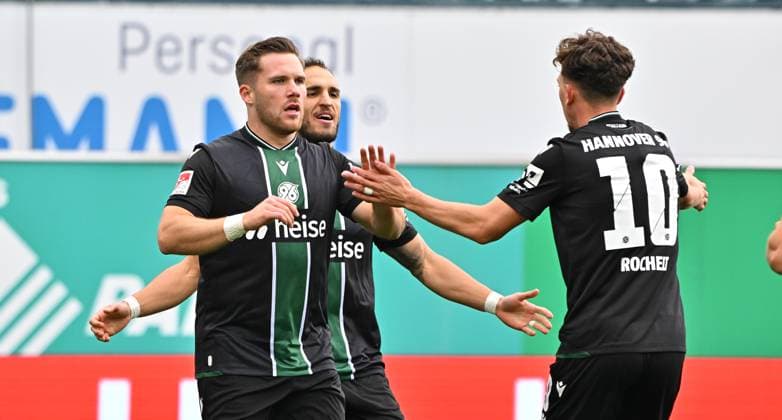 05 10 2025 Soccer Season 2025 2026 2 Soccer Bundesliga 08 Matchday SpVgg Greuther Fürth Kleeblatt Hannover 96 H96 Sportfoto Zink MeZi xmexzix DFL regulations prohibit any use of photographs as image sequences and or quasi video only for editorial use Torjubel Jubel Freude nach Treffer Tor Torschuß zum 0 1 durch Benjamin Källman 9, Hannover 96 H96