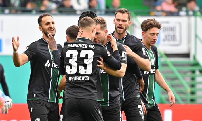 05 10 2025 Soccer Season 2025 2026 2 Soccer Bundesliga 08 Matchday SpVgg Greuther Fürth Kleeblatt Hannover 96 H96 Sportfoto Zink MeZi xmexzix DFL regulations prohibit any use of photographs as image sequences and or quasi video only for editorial use Torjubel Jubel Freude nach Treffer Tor Torschuß zum 0 1 durch Benjamin Källman 9, Hannover 96 H96