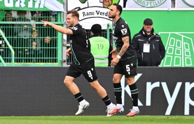 05 10 2025 Soccer Season 2025 2026 2 Soccer Bundesliga 08 Matchday SpVgg Greuther Fürth Kleeblatt Hannover 96 H96 Sportfoto Zink xwoxzix DFL regulations prohibit any use of photographs as image sequences and or quasi video only for editorial use Torjubel Jubel nach Treffer Tor Torschuß zum 0 1 durch Benjamin Källman 9, Hannover 96 H96 Benjamin Källman 9, Hannover 96 H96 Virgil Ghita 5, Hannover 96 H96
