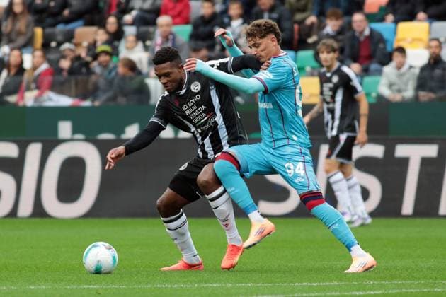 Cagliari s Sebastiano Esposito fights for the ball with UdineseÕs Christian Kabasele during the Serie A soccer match between Udinese and Cagliari at the Bluenergy Stadium in Udine, north east Italy - Sunday, October 05,2026 - soccer  Copyright: xAndreaxBressanutti LaPressex