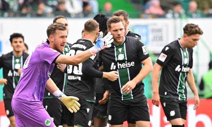 05 10 2025 Soccer Season 2025 2026 2 Soccer Bundesliga 08 Matchday SpVgg Greuther Fürth Kleeblatt Hannover 96 H96 Sportfoto Zink MeZi xmexzix DFL regulations prohibit any use of photographs as image sequences and or quasi video only for editorial use Pelle Boevink 26, SpVgg Greuther Fürth disappointed disappointment after conceding goal to 0 1