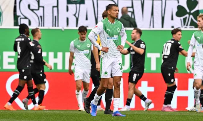 05 10 2025 Soccer Season 2025 2026 2 Soccer Bundesliga 08 Matchday SpVgg Greuther Fürth Kleeblatt Hannover 96 H96 Sportfoto Zink xwoxzix DFL regulations prohibit any use of photographs as image sequences and or quasi video only for editorial use Maximilian Solomon Dietz 33, SpVgg Greuther Fürth disappointed disappointment behind goal celebration jubilation joy after goal goal shot to 0 1 by Benjamin Källman 9, Hannover 96 H96