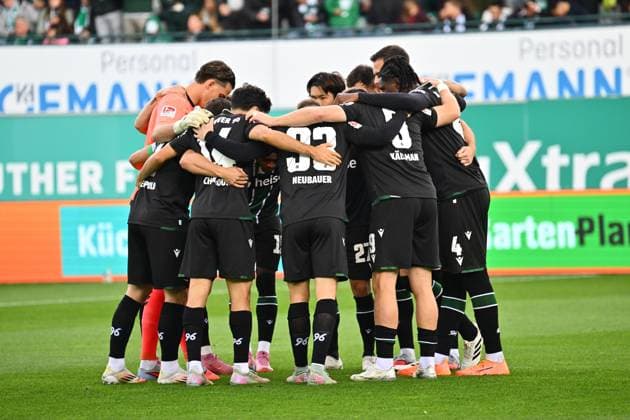 05 10 2025 Soccer Season 2025 2026 2 Soccer Bundesliga 08 Matchday SpVgg Greuther Fürth Kleeblatt Hannover 96 H96 Sportfoto Zink xwoxzix DFL regulations prohibit any use of photographs as image sequences and or quasi video only for editorial use Teamkreis Mannschaft Team Hannover