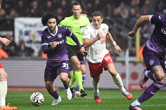 RSC Anderlecht v Standard de Liege - Jupiler Pro League ANDERLECHT, BELGIUM - OCTOBER 05 : Huerta Cesar midfielder of RSC Anderlecht and Nielsen Casper midfielder of Standard de Liege battle for the ball during the Jupiler Pro League match between RSC Anderlecht and Standard de Liege on October 5, 2025 in Anderlecht, Belgium, 05 10 2025 Anderlecht Belgium  Copyright: xPeterxDexVoechtx