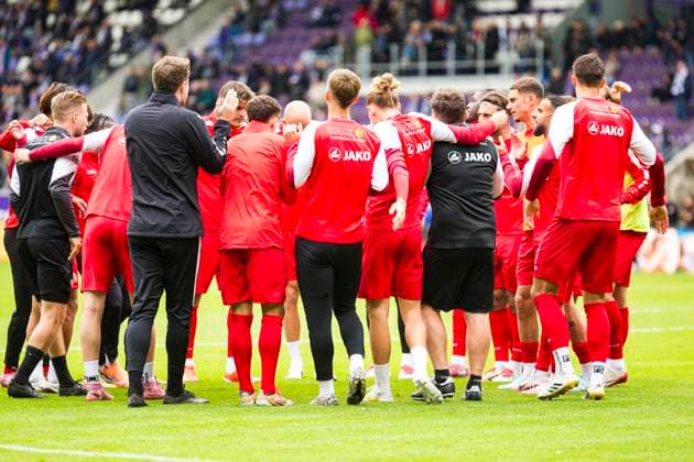05 10 2025, xomx, Fußball 3 Liga, Erzgebirge Aue Rot Weiss Essen v l Mannschaftskreis RWE DFL DFB REGULATIONS PROHIBIT ANY USE OF PHOTOGRAPHS as IMAGE SEQUENCES and or QUASI VIDEO Aue