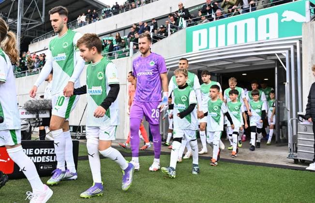 05 10 2025 Soccer Season 2025 2026 2 Soccer Bundesliga 08 Matchday SpVgg Greuther Fürth Kleeblatt Hannover 96 H96 Sportfoto Zink xwoxzix DFL regulations prohibit any use of photographs as image sequences and or quasi video only for editorial use Branimir Hrgota 10, SpVgg Greuther Fürth Pelle Boevink 26, SpVgg Greuther Fürth Team Team runs in