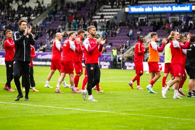 Players WE and Fans05 10 2025, xomx, Soccer 3 Liga, Erzgebirge Aue Rot Weiss Essen v l DFL DFB REGULATIONS PROHIBIT ANY USE OF PHOTOGRAPHS as IMAGE SEQUENCES and or QUASI VIDEO Aue