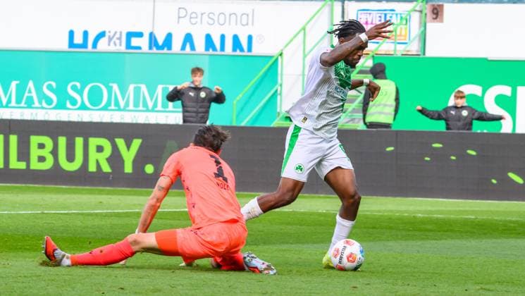 05 10 2025 Soccer Season 2025 2026 2 Soccer Bundesliga 08 Matchday SpVgg Greuther Fürth Kleeblatt Hannover 96 H96 Sportfoto Zink xwoxzix DFL regulations prohibit any use of photographs as image sequences and or quasi video only for editorial use Noel Futkeu 9, SpVgg Greuther Fürth erzielt Treffer Tor Torschuß zum 1 1 gegen Nahuel Noll 1, Hannover 96 H96