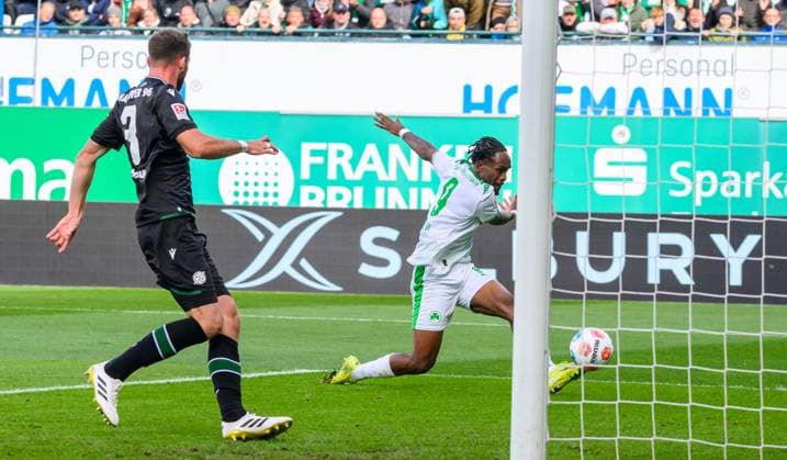 05 10 2025 Soccer Season 2025 2026 2 Soccer Bundesliga 08 Matchday SpVgg Greuther Fürth Kleeblatt Hannover 96 H96 Sportfoto Zink xwoxzix DFL regulations prohibit any use of photographs as image sequences and or quasi video only for editorial use Noel Futkeu 9, SpVgg Greuther Fürth erzielt Treffer Tor Torschuß zum 1 1 gegen Boris Tomiak 3, Hannover 96 H96