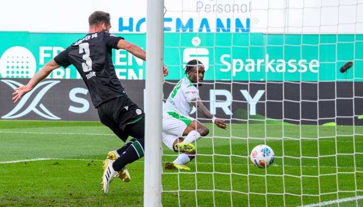 05 10 2025 Soccer Season 2025 2026 2 Soccer Bundesliga 08 Matchday SpVgg Greuther Fürth Kleeblatt Hannover 96 H96 Sportfoto Zink xwoxzix DFL regulations prohibit any use of photographs as image sequences and or quasi video only for editorial use Noel Futkeu 9, SpVgg Greuther Fürth erzielt Treffer Tor Torschuß zum 1 1 gegen Boris Tomiak 3, Hannover 96 H96
