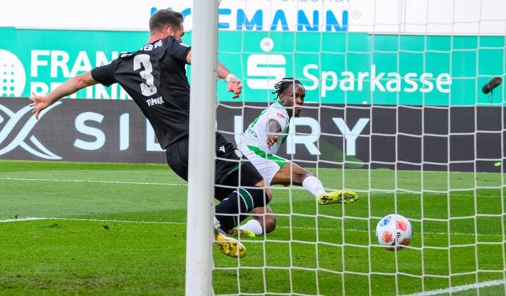 05 10 2025 Soccer Season 2025 2026 2 Soccer Bundesliga 08 Matchday SpVgg Greuther Fürth Kleeblatt Hannover 96 H96 Sportfoto Zink xwoxzix DFL regulations prohibit any use of photographs as image sequences and or quasi video only for editorial use Noel Futkeu 9, SpVgg Greuther Fürth erzielt Treffer Tor Torschuß zum 1 1 gegen Boris Tomiak 3, Hannover 96 H96